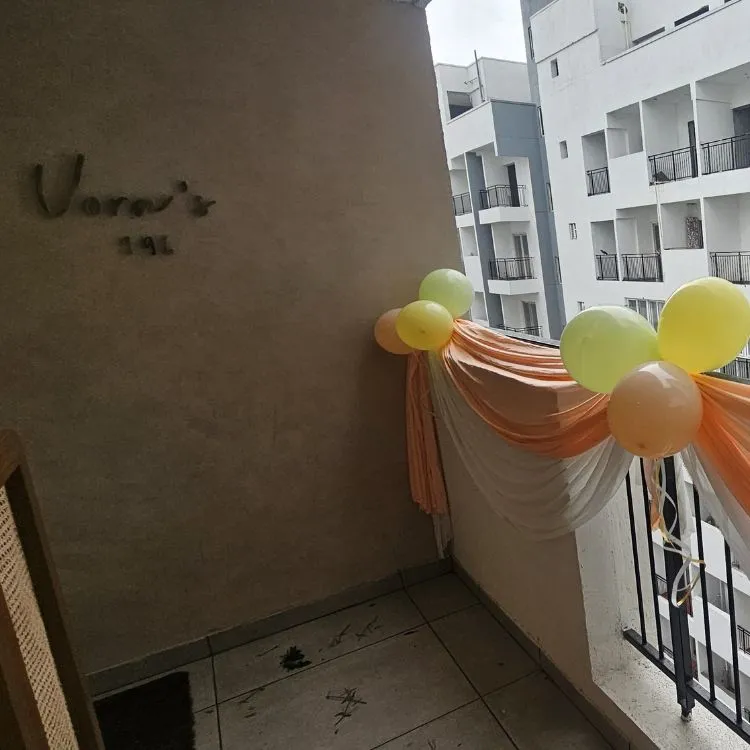 Balloon decoration with scallops